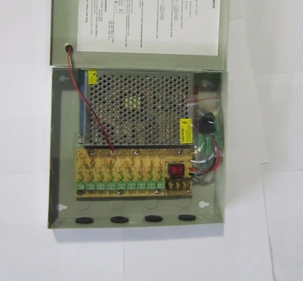 Κουτί τροφοδοσίας CCTV 9CH 12V 5A DC Εξόδου 60W Απόδοση 90% Απόδοση Συχνότητα 50/60Hz