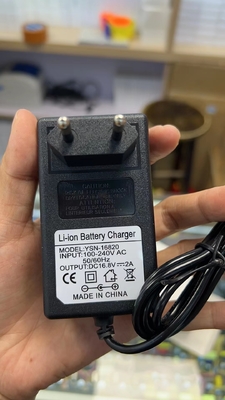 CE FCC ROHS πιστοποιημένο 16.8V 2A φορτιστή μπαταριών ιόντων λιθίου για προσαρμογέα ισχύος C-Power